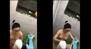 Quay lén học sinh nữ hàng xóm tắm