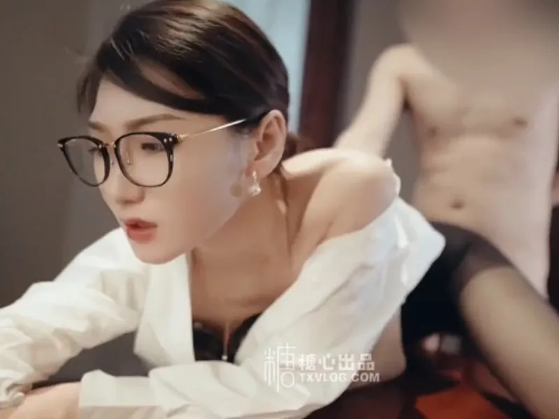 Vào phòng riêng được sếp nữ dâm dục bú củ khoải cho