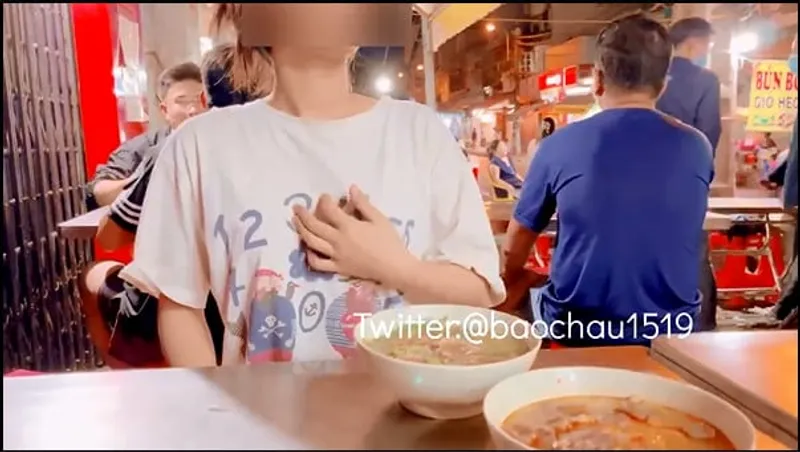 Baochau1519 show cặc trong quán phở