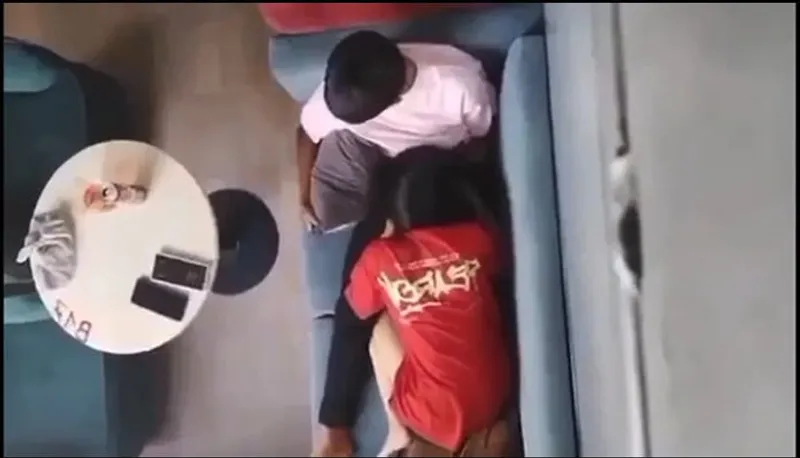 Quay lén tình nhân liếm bú cho ghệ nơi công cộng