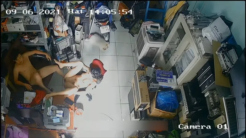 Vợ yêu chồng địt nhau trong của cậu bé máy tính