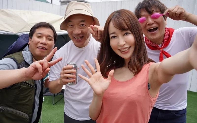 Gã chồng để vợ yêu cắm trại 3 ngày 2 đêm với hiệp hội khu phố mà không biết…