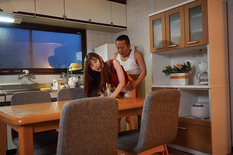 Cục vàng bị gã chồng mới của mẹ trả bài mỗi ngày, cho dù đã có người yêu