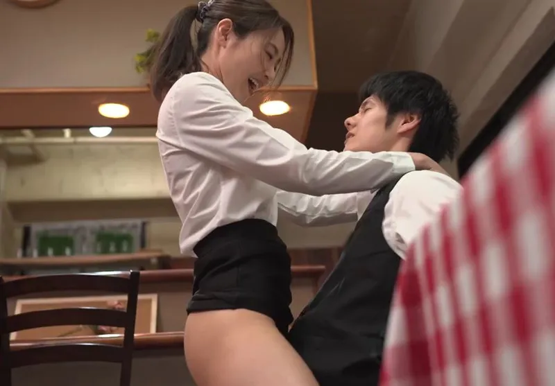 Cậu trai trẻ xoạc nữ đồng nghiệp có chồng yêu nhưng ông chồng “yếu”